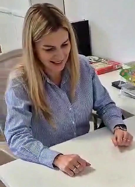 Aleksandra podczas zajęć przy stoliku; w kadrze widoczne są jej dłonie